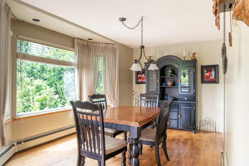 1180 DEVONSHIRE CRESCENT - photo 4 of 12