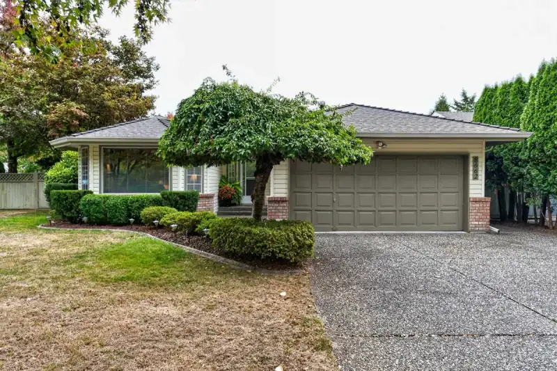 8662 161 STREET - photo 1 of 40