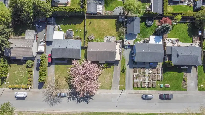 26728 33 AVENUE - photo 4 of 37
