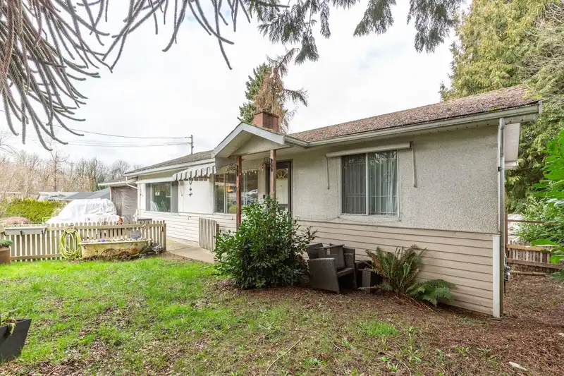 13221 112B AVENUE - photo 4 of 37
