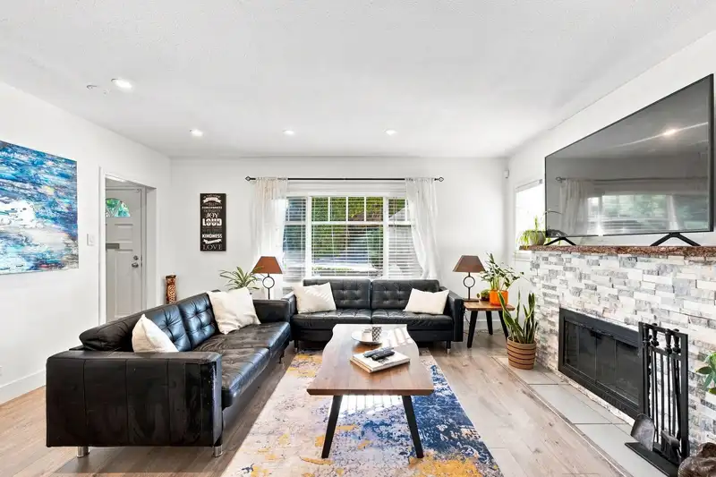 300 E 25TH STREET - photo 4 of 40