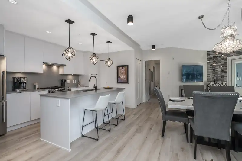 412 2493 MONTROSE AVENUE - photo 4 of 39