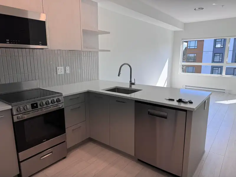 522 10777 138 STREET - photo 2 of 7