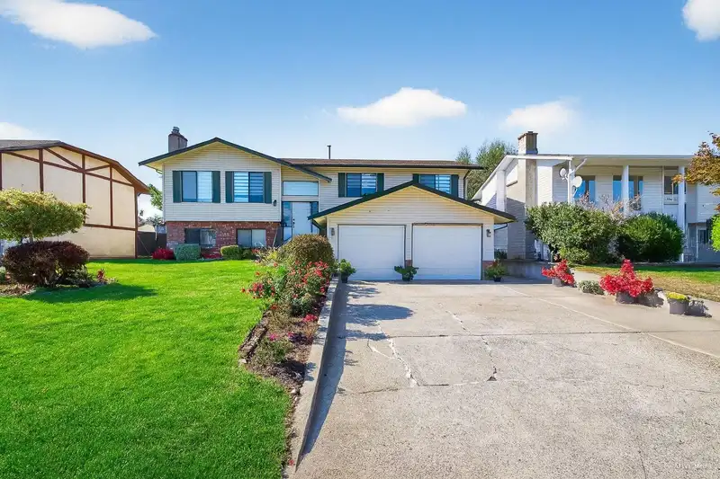 3443 SHUSWAP TERRACE - photo 1 of 40