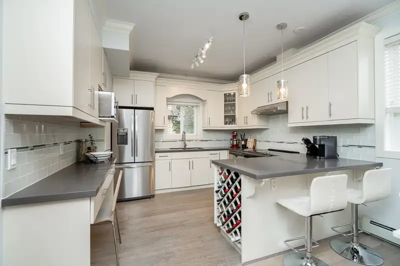 201 3488 SEFTON STREET - photo 3 of 37
