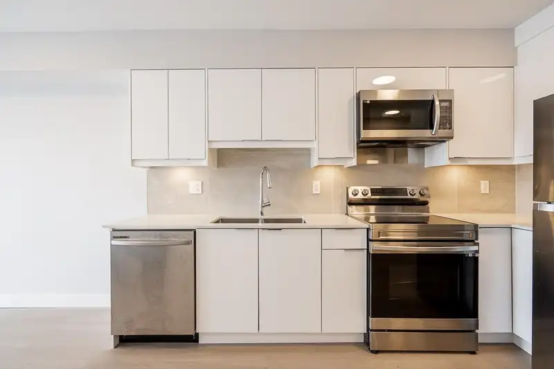 304 3050 KINGSWAY - photo 2 of 20