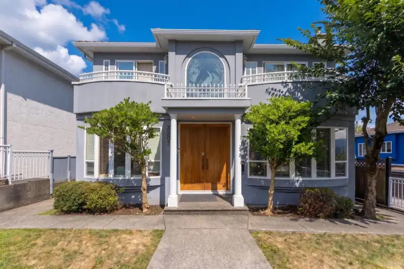 3207 VIMY CRESCENT - photo 1 of 38
