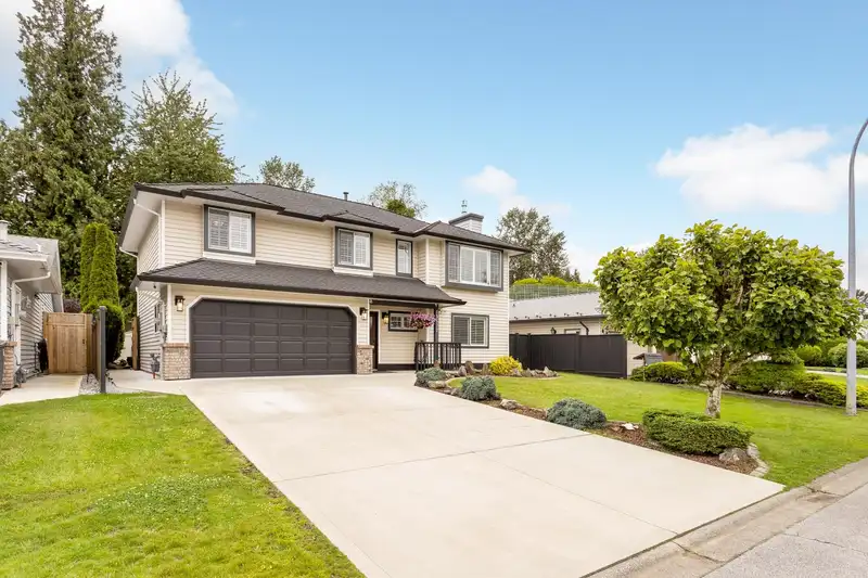 19577 SOMERSET DRIVE - photo 2 of 35