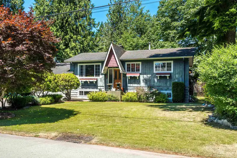 34257 WOODBINE CRESCENT - photo 3 of 39