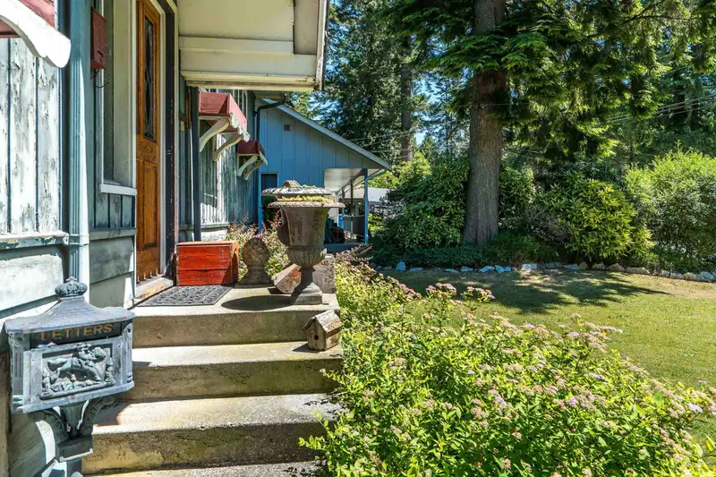 34257 WOODBINE CRESCENT - photo 4 of 39