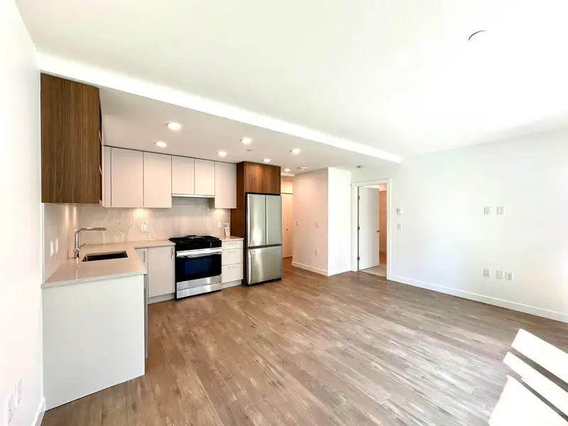 313 723 GROVER AVENUE - photo 2 of 23