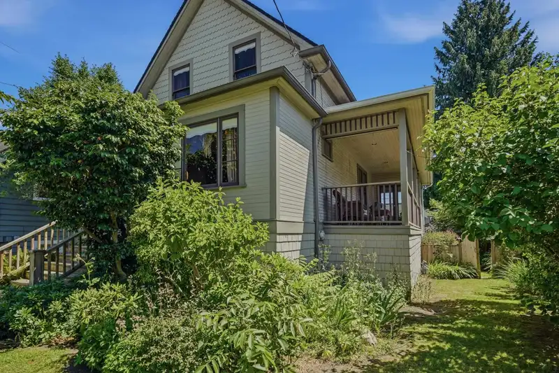 1010 LONDON STREET - photo 1 of 33