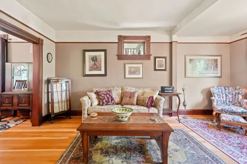 1010 LONDON STREET - photo 4 of 33