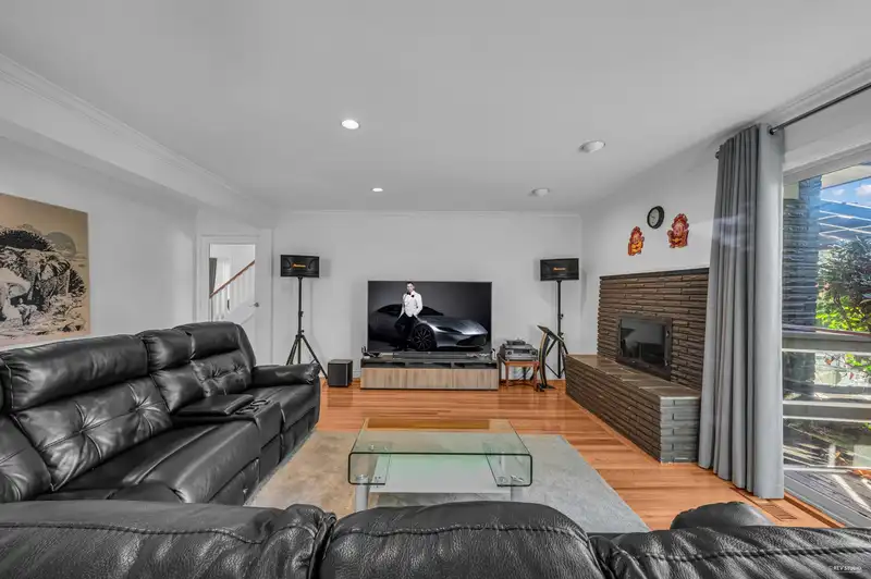 310 MACBETH CRESCENT - photo 3 of 23