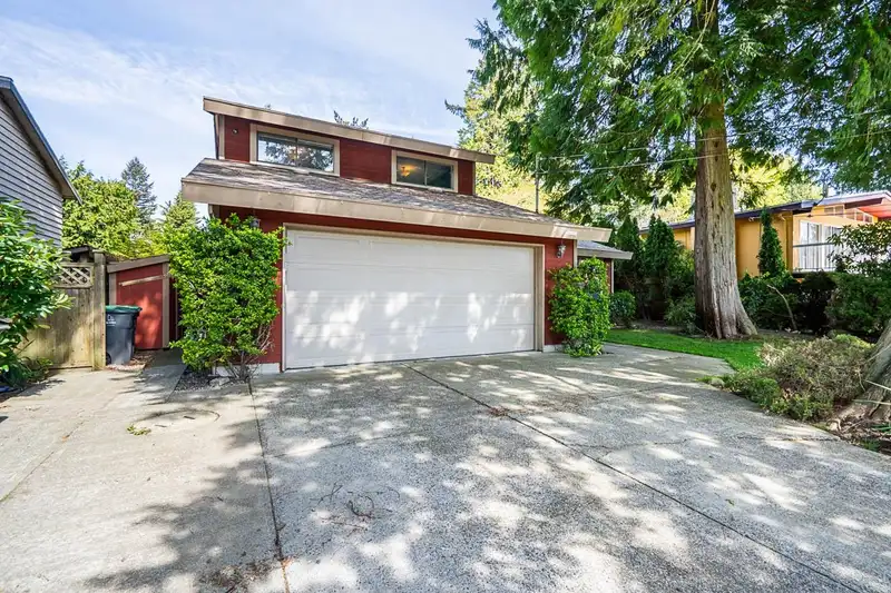 13519 15 AVENUE - photo 1 of 38