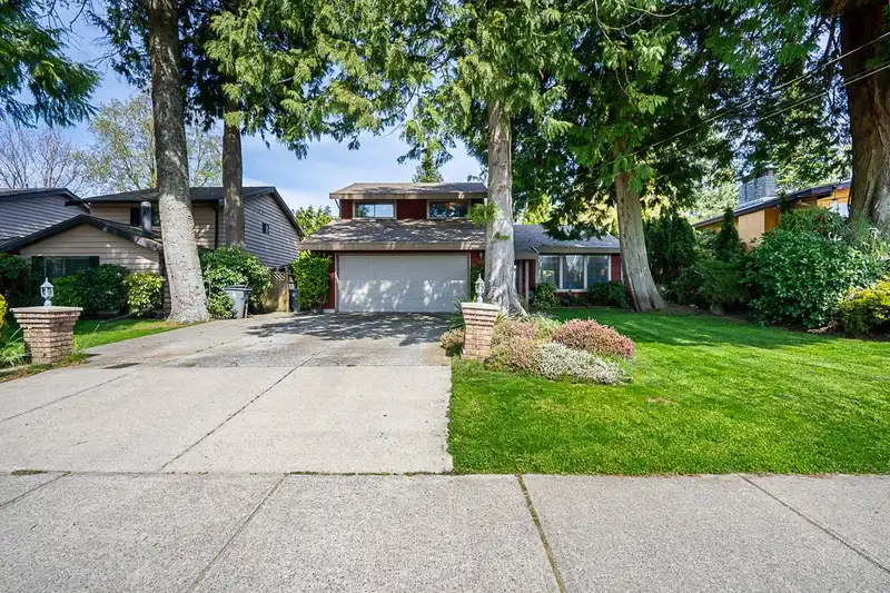 13519 15 AVENUE - photo 2 of 38