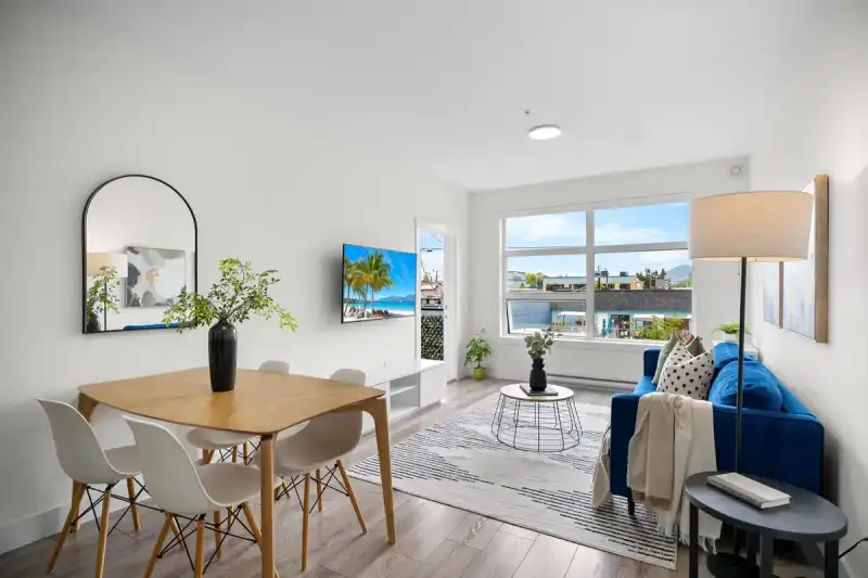 202 22577 ROYAL CRESCENT - photo 1 of 34