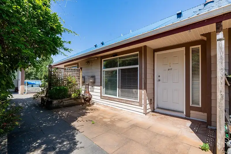 207 19705 56 AVENUE - photo 4 of 23
