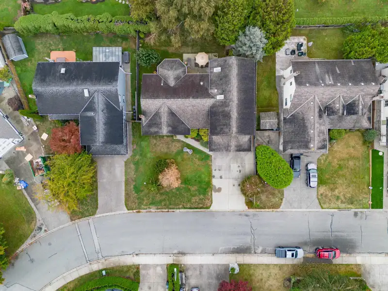 4695 LONDON CRESCENT - photo 4 of 38