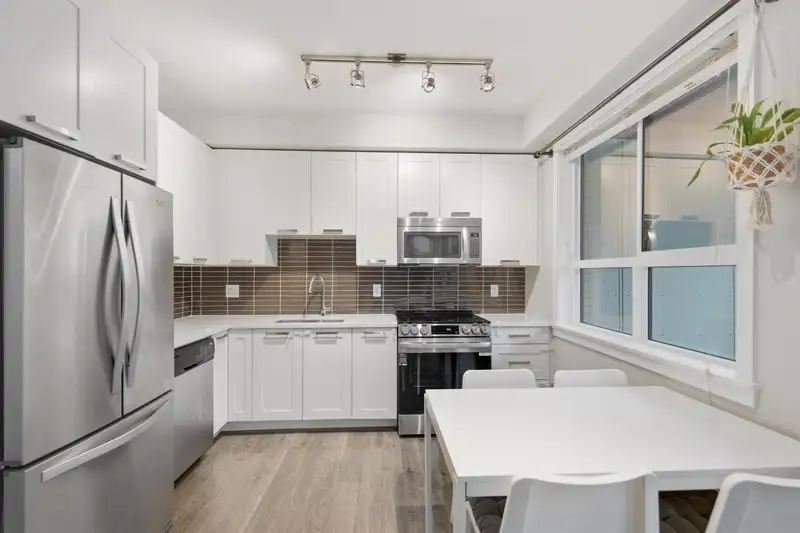 206 15388 105 AVENUE - photo 3 of 34