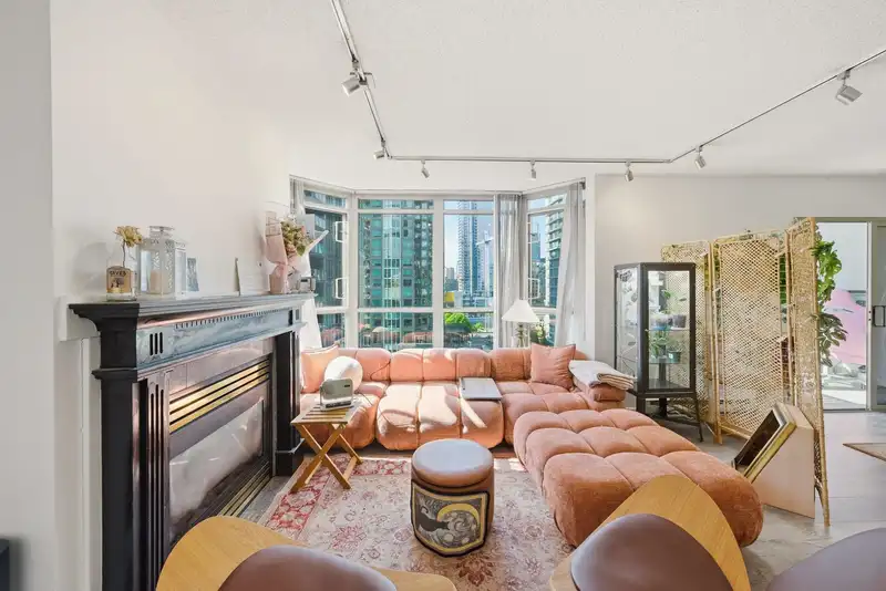 1705 867 HAMILTON STREET - photo 1 of 27