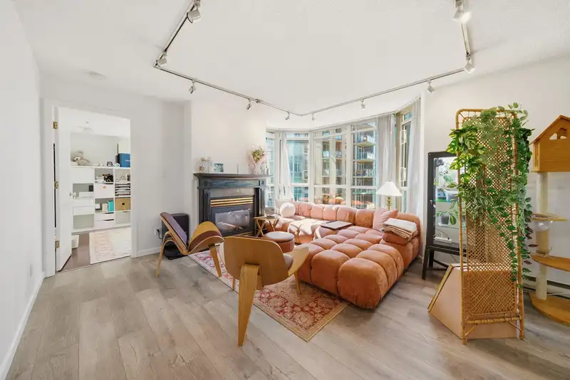 1705 867 HAMILTON STREET - photo 2 of 27