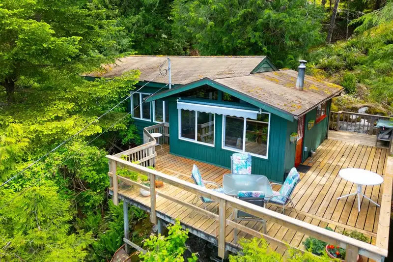 847 CAPTAIN'S WAY - photo 2 of 22