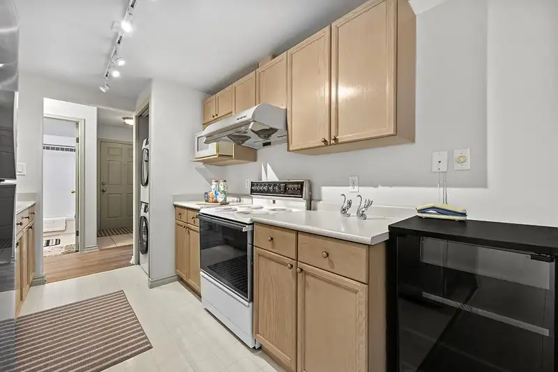 205 6388 MARLBOROUGH AVENUE - photo 2 of 19