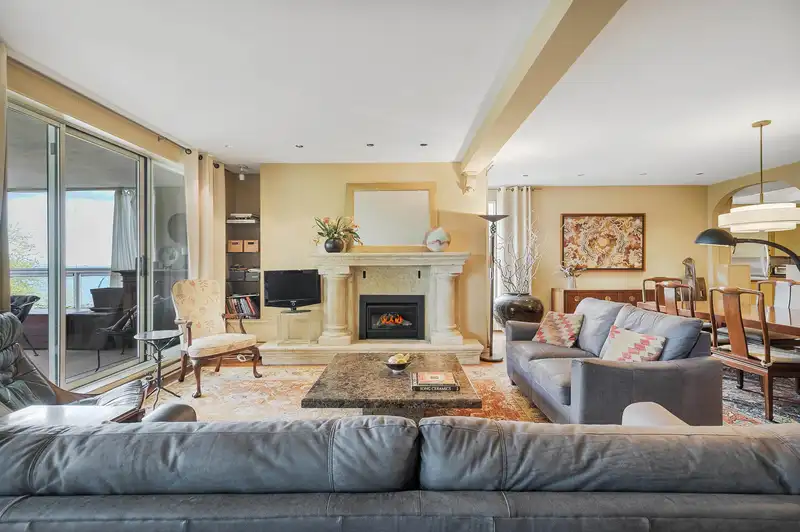 302 2015 BEACH AVENUE - photo 4 of 40