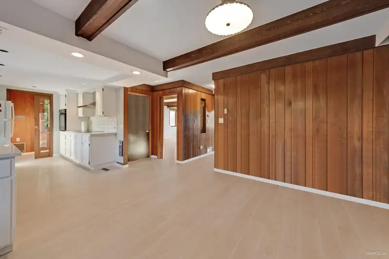 2317 KINGS AVENUE - photo 2 of 17