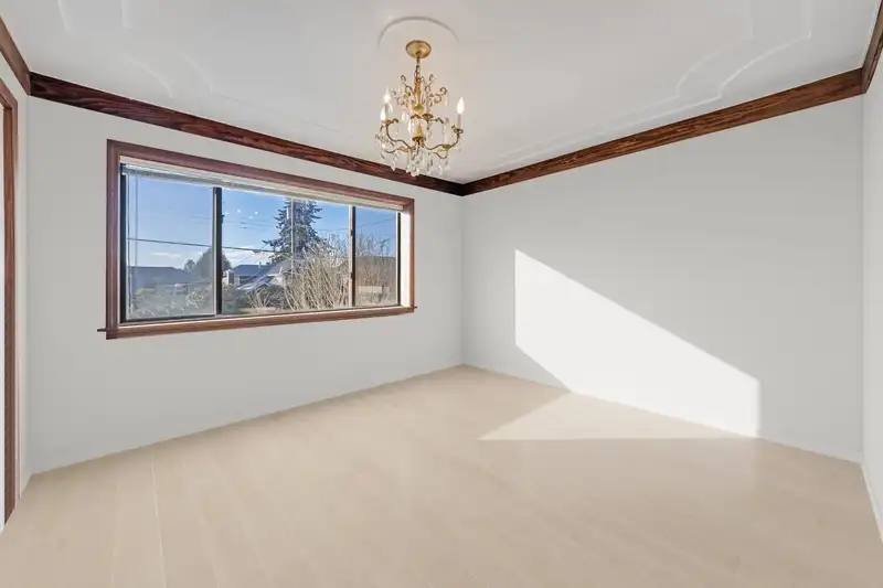 2317 KINGS AVENUE - photo 4 of 17