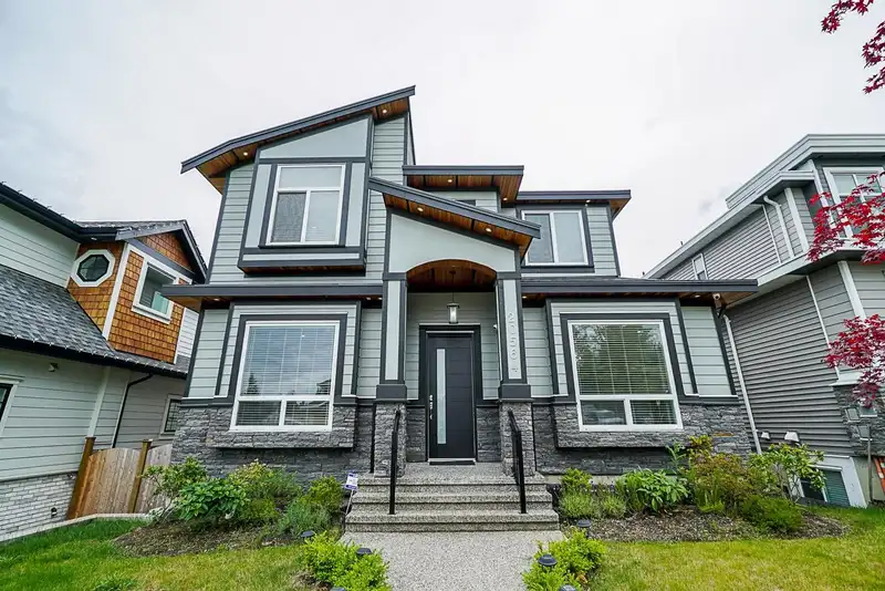 20564 70 AVENUE - photo 1 of 36