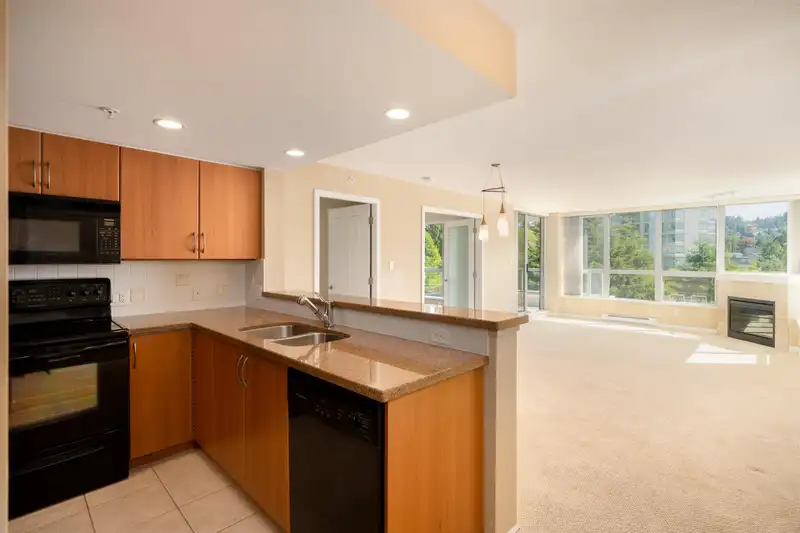 503 290 NEWPORT DRIVE - photo 4 of 29
