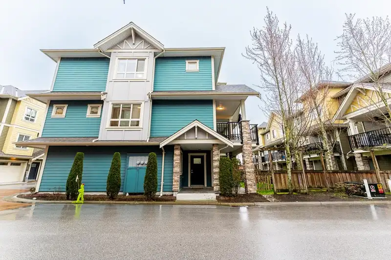 50 843 EWEN AVENUE - photo 2 of 37