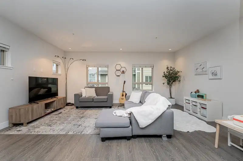 50 843 EWEN AVENUE - photo 3 of 37