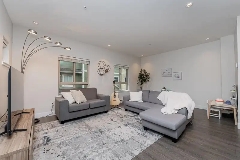 50 843 EWEN AVENUE - photo 4 of 37