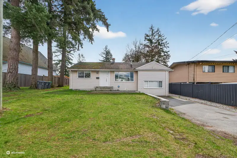 14032 GROSVENOR ROAD - photo 2 of 40