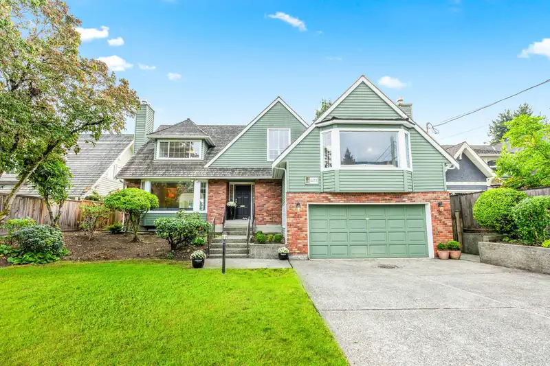 2372 KINGS AVENUE - photo 1 of 39