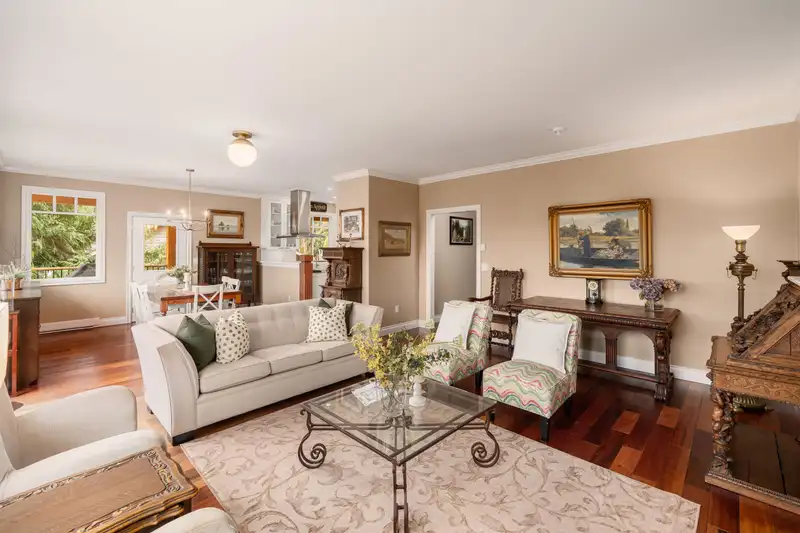 947 VILLAGE DRIVE - photo 4 of 40
