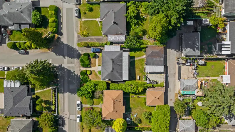 4965 PIONEER AVENUE - photo 3 of 8