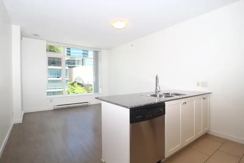 703 480 ROBSON STREET - photo 4 of 14
