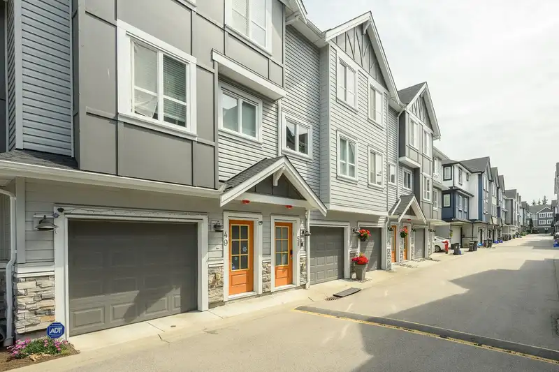 51 20860 76 AVENUE - photo 3 of 35