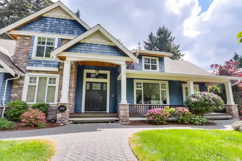 352 ST. JAMES CRESCENT - photo 1 of 40