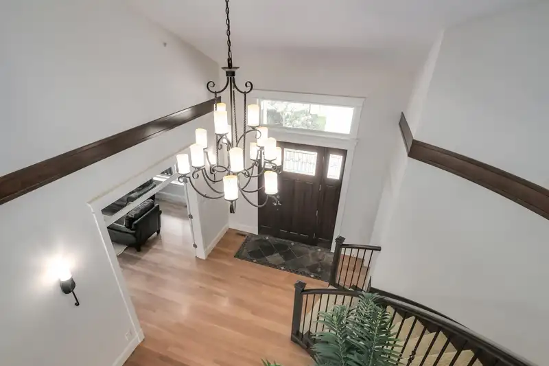 352 ST. JAMES CRESCENT - photo 3 of 40