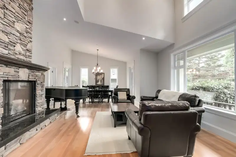 352 ST. JAMES CRESCENT - photo 4 of 40