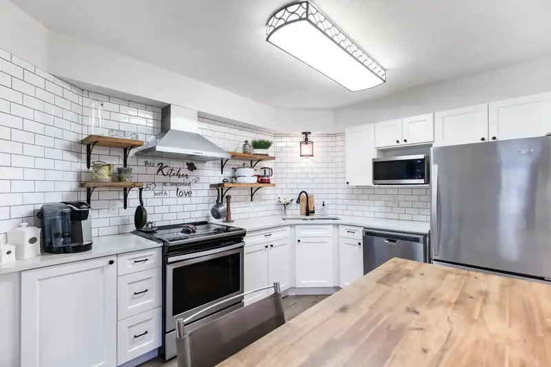 107 19835 64 AVENUE - photo 2 of 38