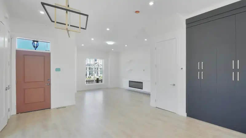 20510 76 AVENUE - photo 3 of 28