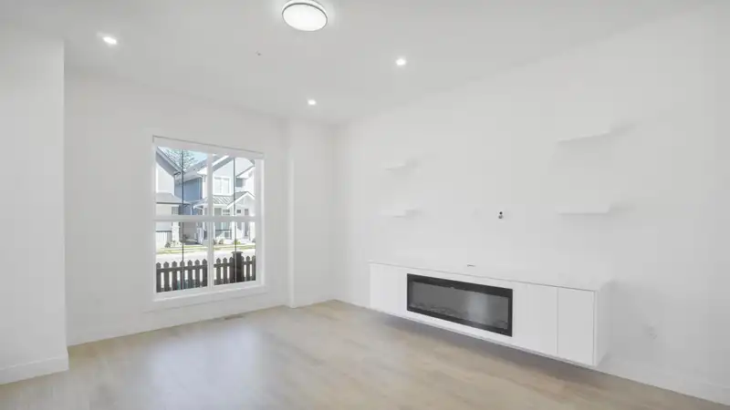 20510 76 AVENUE - photo 4 of 28