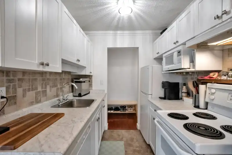 103 214 E 15TH STREET - photo 2 of 27