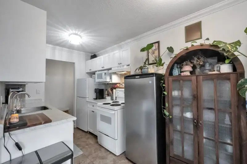 103 214 E 15TH STREET - photo 3 of 27